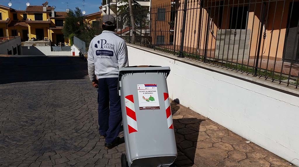 <p class="p_caption">Spostamento di contenitori per la differenziata condominiali</p><a class="a_caption" href="/servizi/condominio/">Scopri i dettagli</a>